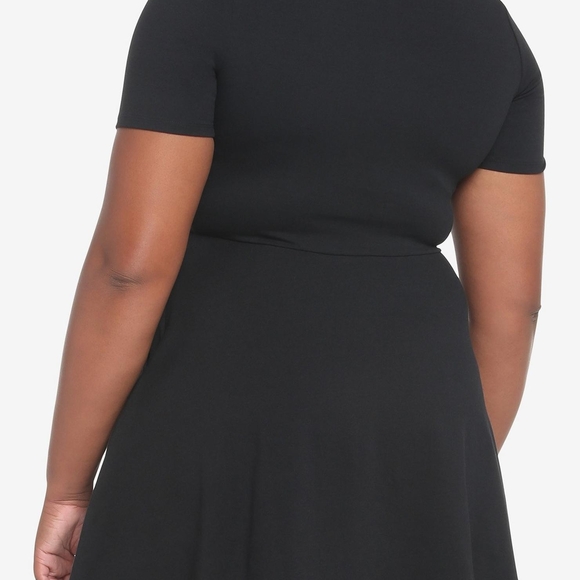 Hot Topic Embroidered Skull Polo Dress- Size 5X - Picture 3 of 7